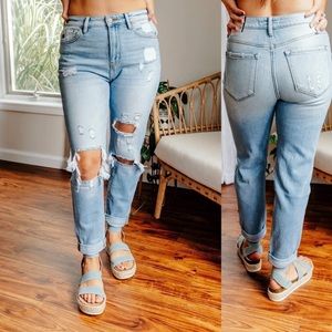 KanCan mom light wash distressed jeans size 7/27